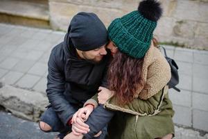 casal jovem alegre se divertindo em winter park foto