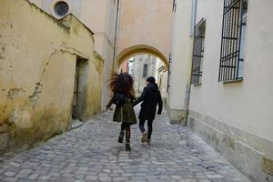 jovem casal apaixonado vestido de estilo casual caminhada na cidade velha no inverno foto