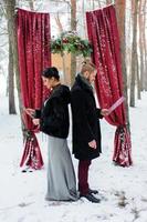 cerimônia de casamento para dois perto do arco vermelho foto