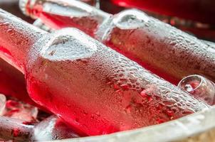 bebidas frescas vermelhas com gelados closeup foto