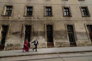 jovem casal em um tiro sincero. eles estão andando na rua. foto