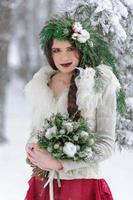 retrato de uma linda jovem noiva com um buquê. cerimônia de casamento de inverno. foto