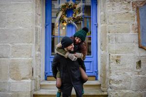 jovem casal romântico está se divertindo ao ar livre no inverno antes do natal. gostando de passar tempo juntos na véspera de ano novo. dois amantes estão se abraçando e se beijando no dia dos namorados. foto