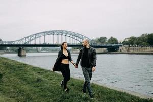 casal feliz. casal apaixonado desfrutando de momentos de felicidade no parque. amor e ternura, namoro, romance. conceito de estilo de vida foto