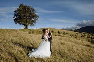 linda noiva e noivo nas montanhas foto