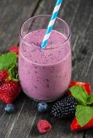 smoothie de frutas de verão antioxidante caseiro
