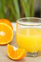 laranjas frescas e suco de laranja