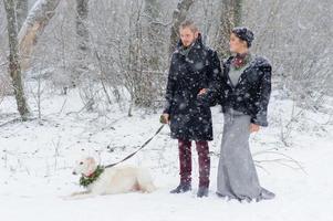 caminhada de inverno em uma tempestade de neve com um cachorro foto