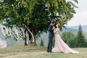 fotografia de casamento nos cárpatos. cerimônia de casamento na floresta foto