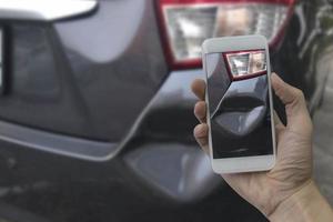 mão segurando o telefone inteligente tirar uma foto no local de um acidente de carro, acidente de carro para seguro