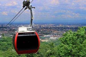 teleférico de transporte aéreo no alto. foto