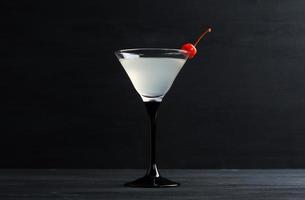 coquetel em copo de martini foto