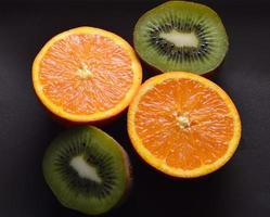 laranja e kiwi cortados ao meio