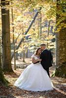 noiva e noivo. um casal passeando entre o lindo desfiladeiro estreito. o desfiladeiro estava coberto de musgo verde. os recém-casados estão girando e correndo. foto