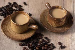 café quente em xícara marrom com fundo de madeira