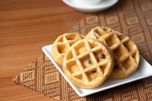 waffles de baunilha de café da manhã em uma bandeja foto