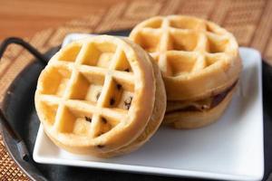 waffles de baunilha de café da manhã em uma bandeja foto