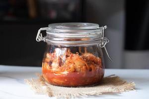 kimchi de alface picante, comida coreana, comida vegetariana boa para a saúde foto