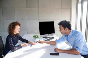 pessoas de negócios com problema de trabalho. colegas discutem sobre negócios na moderna sala de reuniões. foto