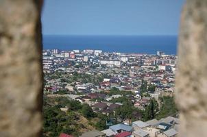 28.08.2021 Daguestão. a cidade de derbent ao longe, o mar azul e o céu. foto