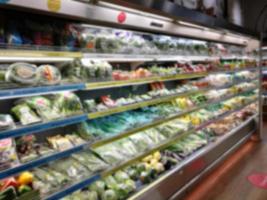 turva de prateleiras de produtos no supermercado ou mercearia, use como plano de fundo foto