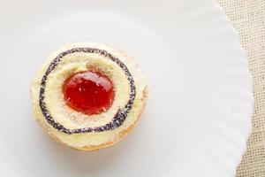 rosquinha em um prato branco, rosquinha com fundo branco foto