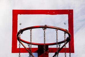 cesta de basquete de rua velha, equipamentos esportivos foto