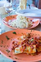 fettuccine italiano e espaguete com queijo no restaurante gourmet foto