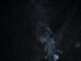 textura de fumaça em fundo preto. foto