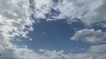 fundo do céu com nuvens, lindas nuvens foto