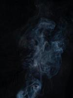 textura de fumaça em fundo preto. foto
