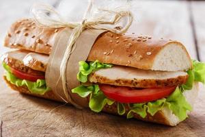 sanduíche de baguete com frango grelhado e tomate foto
