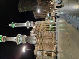 makkah, arábia saudita, 2021 - bela vista de masjid al haram em meca à noite. foto