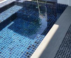 água clara na piscina é coberta com mosaicos foto