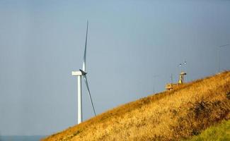 o funcionamento da turbina eólica, céu azul, conceito de energia foto