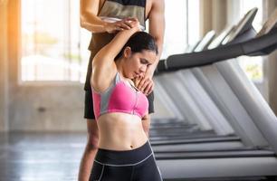 casal atleta desportista fazendo exercício com roda de rolo abs para fortalecer seu músculo abdominal no ginásio. foto