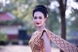 mulher asiática usando vestido tailandês tradicional, o traje do vestido nacional da antiga tailândia. foto