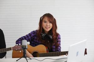 uma jovem e bela mulher toca violão. foto