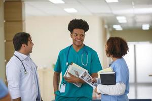 equipe de enfermeira e médico pronta para o dia de trabalho foto