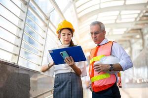 o engenheiro e os empresários dão cinco contra a construção. o conceito de engenharia, construção, vida urbana e futuro. foto