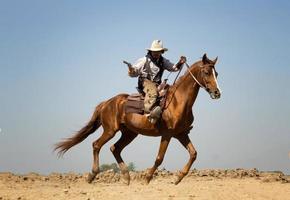 silhueta cowboy a cavalo contra um belo pôr do sol, cowboy e cavalo na primeira luz, montanha, rio e estilo de vida com fundo de luz natural foto