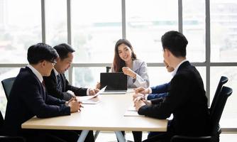 grupo diversificado multiétnico de colegas de trabalho em discussão de reunião de equipe foto