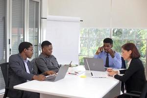 pessoas no escritório tendo uma reunião de negócios perto de uma equipe de negócios jovem do conselho de responsabilidade trabalhando na sala de reuniões. foto