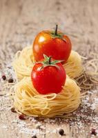 massas secas fidellini e tomates orgânicos frescos
