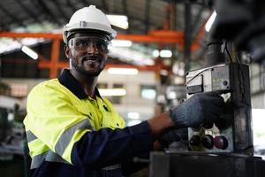 qualidade de habilidades do trabalhador de engenheiro de homens profissionais, manutenção, operário de fábrica da indústria de treinamento, oficina de armazém para operadores de fábrica, produção de equipe de engenharia mecânica. foto