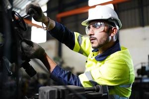 qualidade de habilidades do trabalhador de engenheiro de homens profissionais, manutenção, operário de fábrica da indústria de treinamento, oficina de armazém para operadores de fábrica, produção de equipe de engenharia mecânica. foto