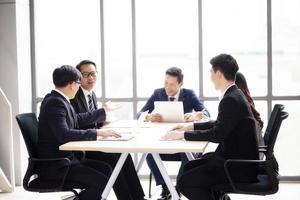 grupo diversificado multiétnico de colegas de trabalho em discussão de reunião de equipe foto