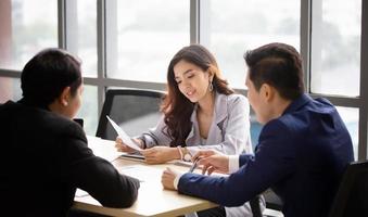 grupo de empresários colaborando no escritório ou empresários multiétnicos em reunião. foto