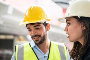 arquitetos e trabalhador no canteiro de obras. foto