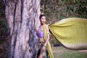 mulher asiática usando vestido tailandês tradicional, o traje do vestido nacional da antiga tailândia. foto